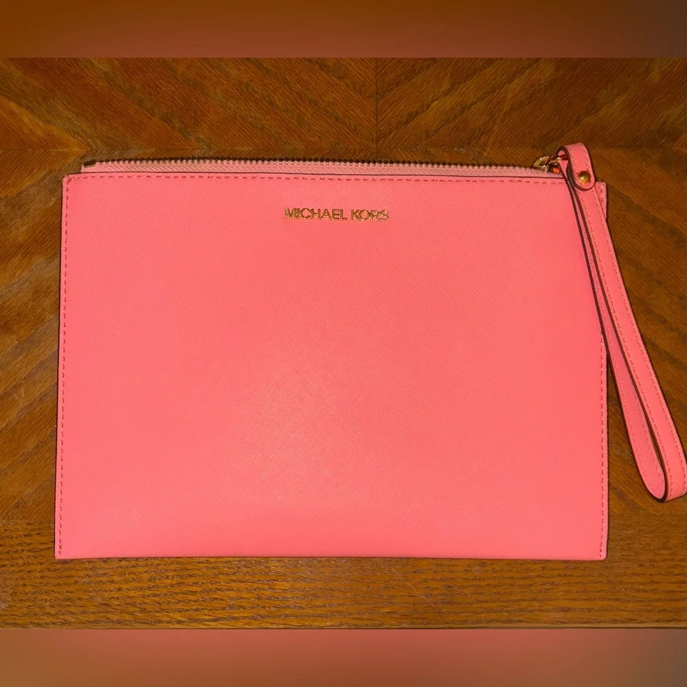 Michael Kors Jet Set XL Travel Wristlet - Picture 6 of 7